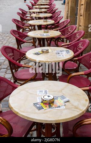 Tables de bistro vides dans un café de Bamberg Banque D'Images