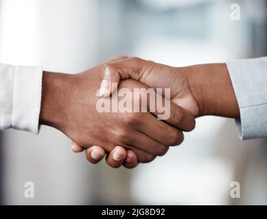 Il y a toujours de nouvelles personnes à rencontrer. Photo de deux hommes d'affaires méconnus qui se secouent la main dans un bureau au travail. Banque D'Images