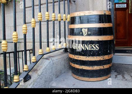 Tonneau Guinness dans le bâtiment Merchants Arch dans le centre-ville de Dublin, Irlande, escaliers, banisters Banque D'Images