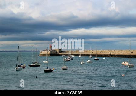 Vue sur le phare, bateaux à Dun Laoghaire, comté de Dublin, Irlande, atmosphère orageuse Banque D'Images