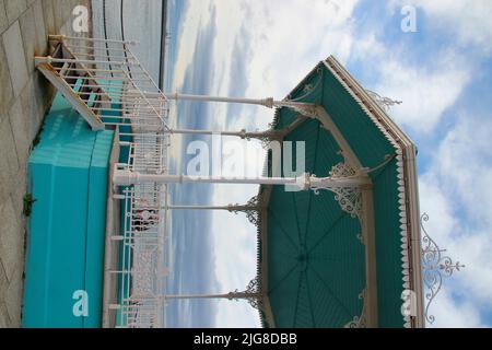 Promenade avec pavillon à Dun Laoghaire, comté de Dublin, Irlande Banque D'Images