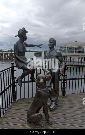 Des gens comme nous statues installation Cardiff Bay, juillet 2022. Été. Banque D'Images
