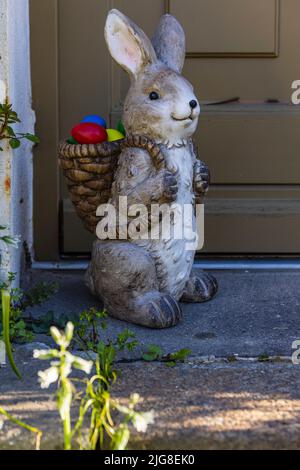 Lapin de Pâques, figure sur une porte d'entrée, décoration Banque D'Images