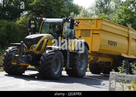 Unna, Allemagne - 05. Juillet 2022 - Un gros tracteur Fendt est utilisé pour transporter à la maison la récolte de l'été. Banque D'Images