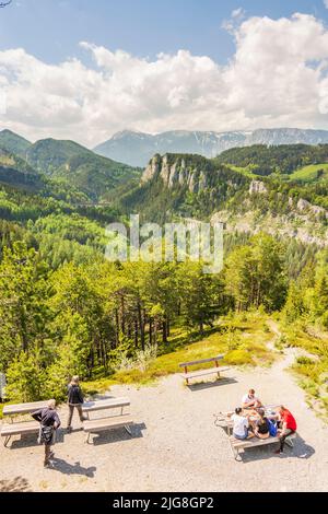 Semmering, vue de '20-Schilling-Blick' (20 Schilling View) du Semmeringbahn (Semmering Railway) avec le viaduc Kalte-Rinne-Viadukt, mur Polleroswand, montagne RAX, train, table de pique-nique, Habitants des Alpes de Vienne, Basse-Autriche, Autriche Banque D'Images