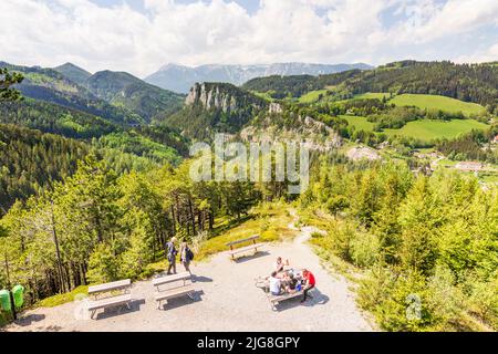 Semmering, vue de '20-Schilling-Blick' (20 Schilling View) du Semmeringbahn (Semmering Railway) avec le viaduc Kalte-Rinne-Viadukt, mur Polleroswand, montagne RAX, train, table de pique-nique, Habitants des Alpes de Vienne, Basse-Autriche, Autriche Banque D'Images