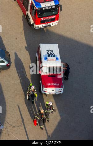 Vienne, camions de pompiers, pompiers sur le chemin d'un incendie en 22. District Donaustadt, Wien, Autriche Banque D'Images