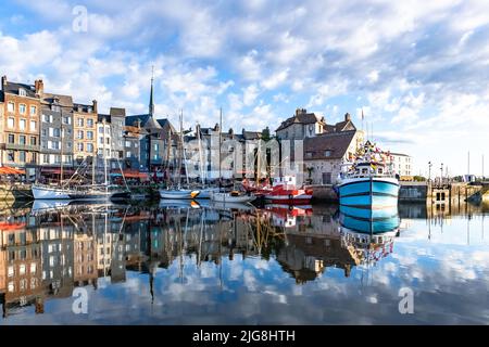 Honfleur, belle ville de France, port le matin, réflexion sur la rivière Banque D'Images