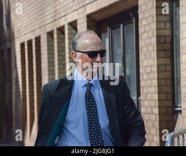 Londres, Angleterre, Royaume-Uni. 8th juillet 2022. MARK HANKINSON quitte le tribunal de la Couronne de Southwark le troisième jour de son audition d'appel. Hankinson, ancien directeur du bureau de chasse et ancien directeur de huntsman en déchu, a été reconnu coupable d'avoir encouragé ou aidé d'autres personnes à utiliser la « chasse au sentier » comme couverture pour chasser et tuer illégalement des renards. (Image de crédit : © Vuk Valcic/ZUMA Press Wire) Banque D'Images