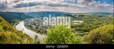 Boucle de Mosel près de Traben-Trarbach, château de Grevenburg en arrière-plan, vue du château de Starkenburg Banque D'Images