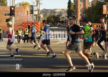 Les coureurs participant au marathon de Los Angeles passent le panneau Hollywood Banque D'Images