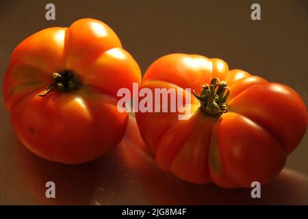 Un gros plan de deux tomates Heirloom - légumes rouges sains Banque D'Images