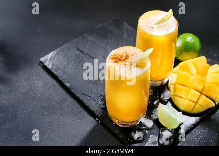 Le Mangonada est une boisson traditionnelle américaine d'été, un cocktail de mangue rafraîchissant. Sucrée et poivrée, c'est un cocktail congelé de sorbet à la mangue Banque D'Images