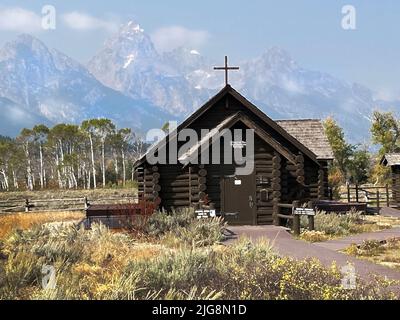 Chapelle de la Transfiguration dans le parc national de Grand Teton, Moose, Wyoming, lors d'une journée de septembre avec les belles montagnes en arrière-plan. Banque D'Images