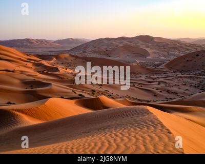 Sur la route dans les dunes du RUB-al-Kali, Oman. Banque D'Images