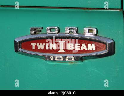 Un logo de Vintage Ford Twin I Beam 100 sur fond vert Banque D'Images