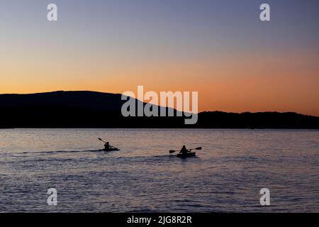 Deux kayakistes sur l'Hudson au coucher du soleil à Tivoli, New York, États-Unis. Banque D'Images