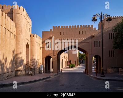 Colonades dans le souk historique de Nizwa, Oman. Banque D'Images