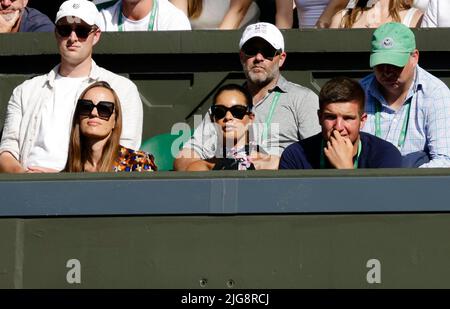 Londres, Royaume-Uni. 08th juillet 2022. Tennis : Grand Chelem/WTA Tour/ATP Tour - Wimbledon, célibataires, hommes, demi-finale. Djokovic (Serbie) - Norrie (Grande-Bretagne). Lilian de Carvalho Monteiro (3rd de gauche), petite amie de Boris Becker, se trouve dans la boîte de Novak Djokovic. Credit: Frank Molter/dpa/Alay Live News Banque D'Images