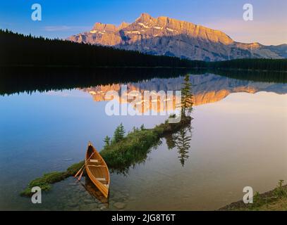 Faites du canoë à Two Jack Lake à Sunrise, parc national Banff, Alberta, Canada Banque D'Images