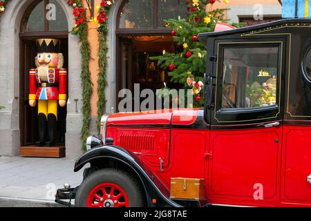 Voiture ancienne à l'extérieur d'un magasin décoré de décorations de Noël, Rothenburg ob der Tauber, Bavière, Allemagne. Banque D'Images