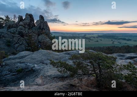 Lever de soleil à Hambourg armoiries, partie du mur du diable, montagnes du Harz, Timmenrode, Saxe-Anhalt, Allemagne Banque D'Images