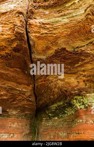 Vieux château, altération, trous et crevasses dans le rocher, rochers de grès rouge près d'Eppenbrunn, parc naturel de Pfälzerwald, Réserve de biosphère de Pfälzerwald-Nordvogesen, Allemagne, Rhénanie-Palatinat Banque D'Images