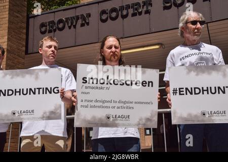 Londres, Royaume-Uni. 8th juillet 2022. Des militants se sont rassemblés devant le tribunal de la Couronne de Southwark pour protester contre la chasse au renard et ont demandé que la loi sur la chasse soit renforcée le troisième jour de l'audience d'appel de Mark Hankinson. Hankinson, ancien directeur du bureau de chasse et ancien directeur de huntsman en déchu, a été reconnu coupable d'avoir encouragé ou aidé d'autres personnes à utiliser la « chasse aux sentiers » comme couverture pour chasser et tuer illégalement des renards. Credit: Vuk Valcic/Alamy Live News Banque D'Images