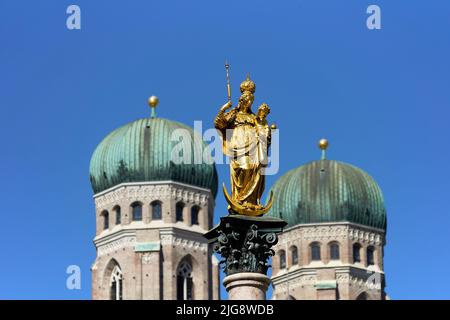 Allemagne, Bavière, Munich, Marienplatz, Eglise notre-Dame, Tours des dames, colonne de Marie Banque D'Images