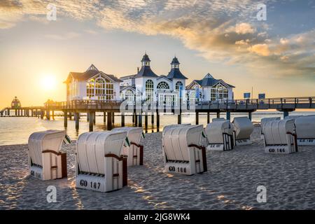 Lever du soleil à la jetée de Sellin sur l'île de Rügen, en Allemagne Banque D'Images