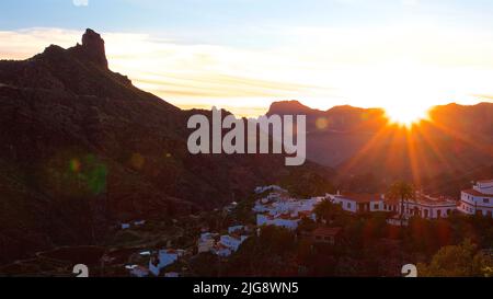 Espagne, Iles Canaries, Grande Canarie, massif Central, Roque Bentyga, Coucher de soleil sur Tejeda, Tejeda dans l'ombre, ciel bleu clair, blanc, orange Banque D'Images