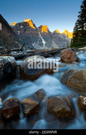 Petite Cascade au lac Moraine, Banff National Park, Alberta, Canada Banque D'Images