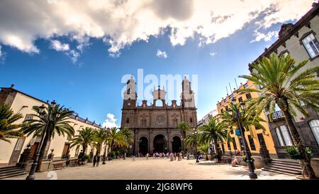 Espagne, Iles Canaries, Grande Canarie, Las Palmas, Vieille ville, La Vegueta, cathédrale Santa Anna, prise de vue grand angle, HDR, centrée sur la cathédrale, Platia, ciel bleu avec nuages, rétro-éclairage, palmiers Banque D'Images