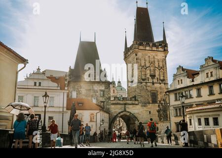Prague, République tchèque - juillet 2022. Les touristes se promènaient sur le célèbre pont médiéval Charles - Karlov en traversant la rivière Vltava. Quartier historique Banque D'Images