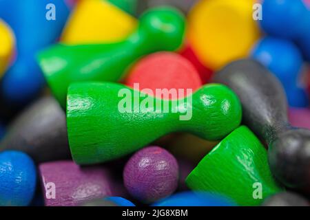 Beaucoup de pièces de jeu colorées pour les jeux de société Banque D'Images