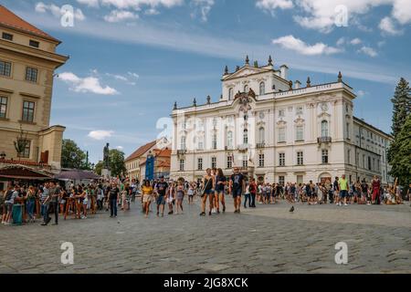 Prague, République tchèque - juillet 2022. Façade du Palais de l'Archevêque sur la place du Château. Quartier de Hradcany. Banque D'Images