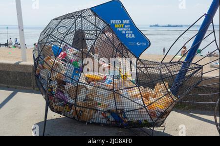 Gros plan d'un conteneur de poubelle conçu en fonction des questions environnementales exigeant une mise au rebut responsable des déchets. ' Ne me nourrir PAS mes amis Banque D'Images