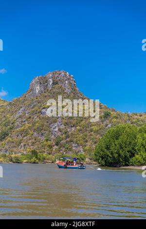 Excursion en bateau sur le fleuve Khao Daeng, parc national Khao Sam Roi Yot, province de Prachuap Khiri Khan, Thaïlande, Asie Banque D'Images