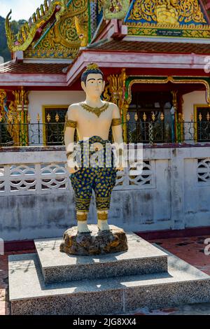 Personnages religieux, Wat Khao Daeng, temple bouddhiste, parc national Khao Sam Roi Yot, province de Prachuap Khiri Khan, Thaïlande, Asie Banque D'Images