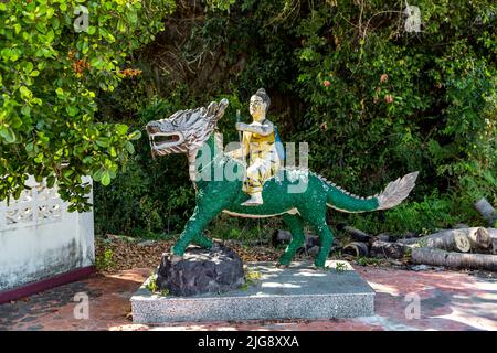 Personnages religieux, Wat Khao Daeng, temple bouddhiste, parc national Khao Sam Roi Yot, province de Prachuap Khiri Khan, Thaïlande, Asie Banque D'Images