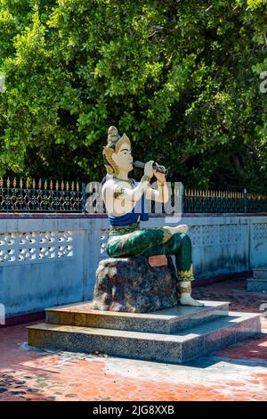 Personnages religieux, Wat Khao Daeng, temple bouddhiste, parc national Khao Sam Roi Yot, province de Prachuap Khiri Khan, Thaïlande, Asie Banque D'Images