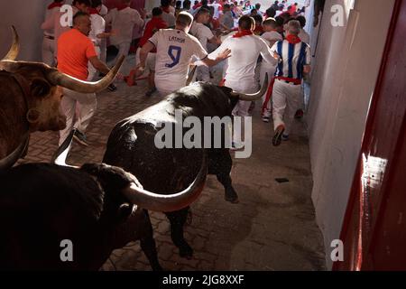 Pampelune, Espagne. 08th juillet 2022. Des taureaux vus entrant dans l'arène suite aux mozos lors de la deuxième course des taureaux au ranch de Fuente Ymbro, partie des festivités de San Fermín 2022. (Photo d'Elsa A Bravo/SOPA Images/Sipa USA) crédit: SIPA USA/Alay Live News Banque D'Images