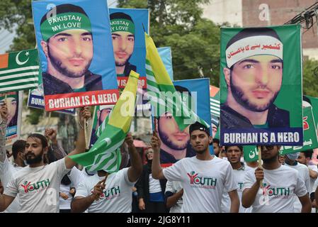 Les militants pakistanais du Forum de la jeunesse pour le Cachemire tiennent des pancartes présentant des images du chef rebelle indien kashmiri tué Burhan Muzaffar Wani et pour exprimer leur solidarité avec les Kashmiris qui résistent au régime indien lors d'un rassemblement pour le sixième anniversaire de la mort du leader à Lahore. Les autorités indiennes ont imposé des restrictions de circulation autour de la mosquée Jamia Masjid à Srinagar sur 8 juillet lors d'une grève organisée par des separatistes cachemiriens à l'occasion du sixième anniversaire de la mort du commandant Burhan Muzaffar Wani. (Photo de Rana Sajid Hussain/Pacific Press) Banque D'Images