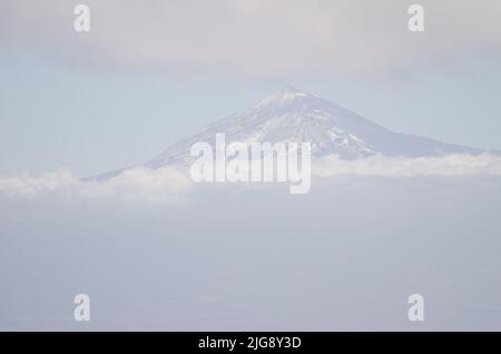 Mont Teide entouré de nuages. Parc national de Teide. Ténérife. Îles Canaries. Espagne. Banque D'Images