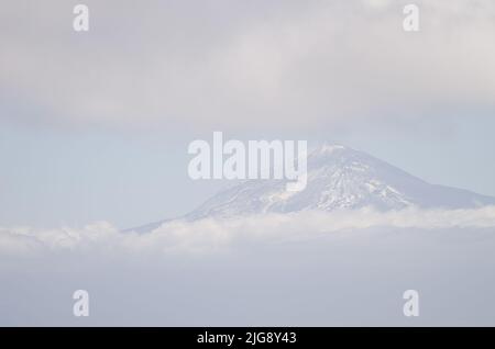 Mont Teide entouré de nuages. Parc national de Teide. Ténérife. Îles Canaries. Espagne. Banque D'Images