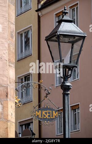 NUREMBERG, ALLEMAGNE - 10 JUILLET 2019 : lampe de rue vintage avec panneau pour le musée Banque D'Images