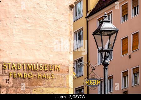 NUREMBERG, ALLEMAGNE - 10 JUILLET 2019 : entrée au musée de la ville de Fembo House avec des panneaux Banque D'Images