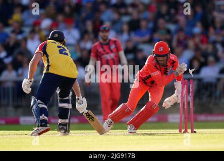 Phil Salt (à droite), le joueur de cricket du Lancashire, surprend Tom Westley d'Essex lors du match de quart de finale de Vitality Blast T20 à Emirates Old Trafford, Manchester. Date de la photo: Vendredi 8 juillet 2022. Banque D'Images