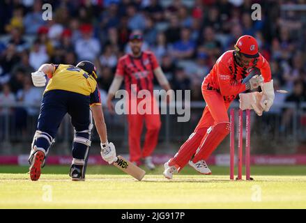 Phil Salt (à droite), le joueur de cricket du Lancashire, surprend Tom Westley d'Essex lors du match de quart de finale de Vitality Blast T20 à Emirates Old Trafford, Manchester. Date de la photo: Vendredi 8 juillet 2022. Banque D'Images