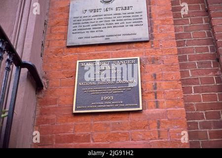 New York, NY, USA - 7 juillet 2022: Une plaque métallique est fixée à un mur de briques sur 17 W 16th St où se trouvait la célèbre clinique Banque D'Images
